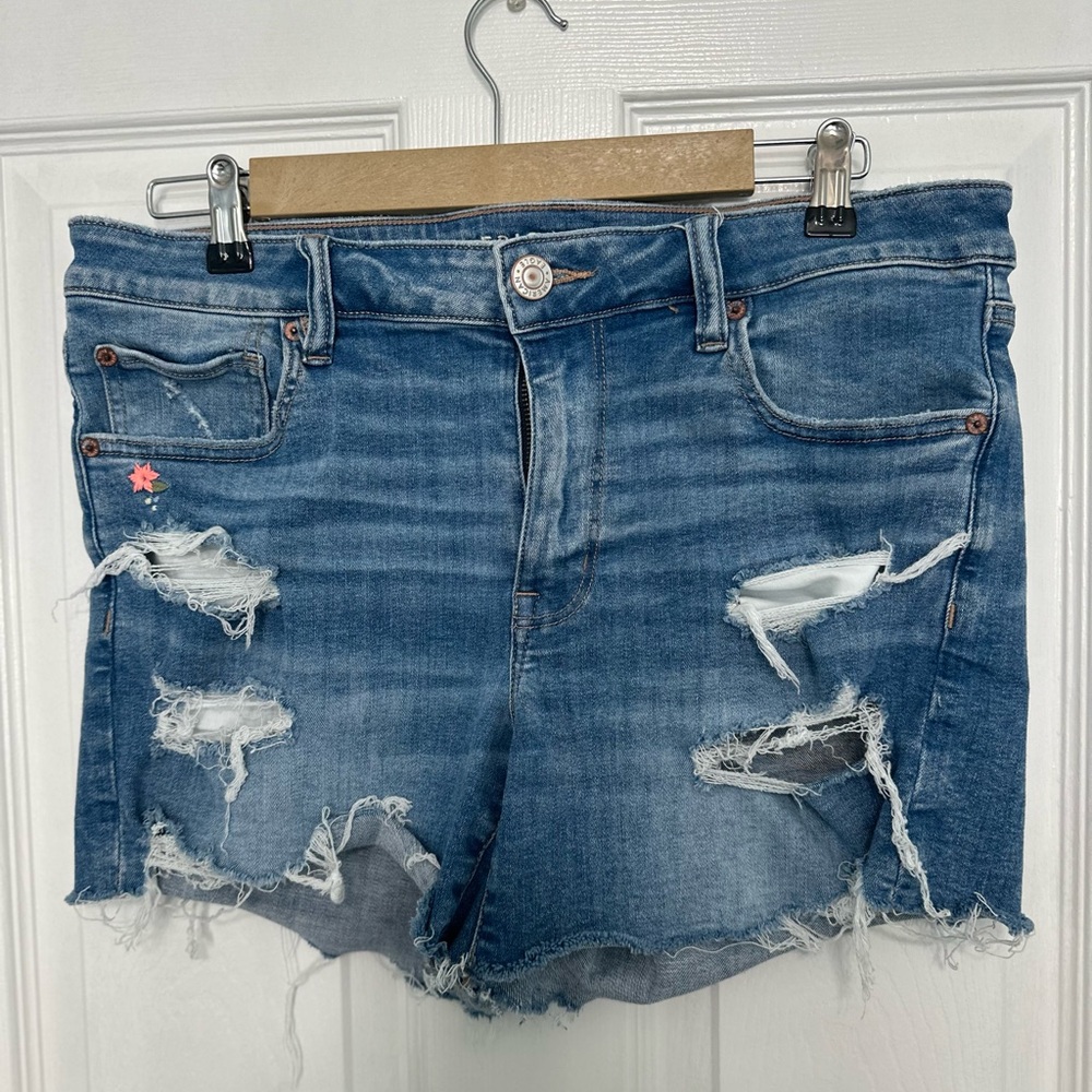 Women’s American Eagle Jean Shorts. Midi size 12. Flower detail.